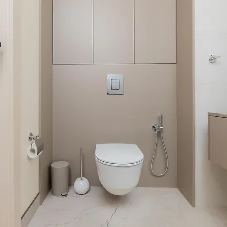 Апартаменти Moderna Luxury With Parking In By Renters